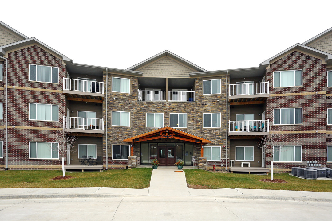 Cedar River Bluffs Apartments in Cedar Rapids, IA - Foto de edificio