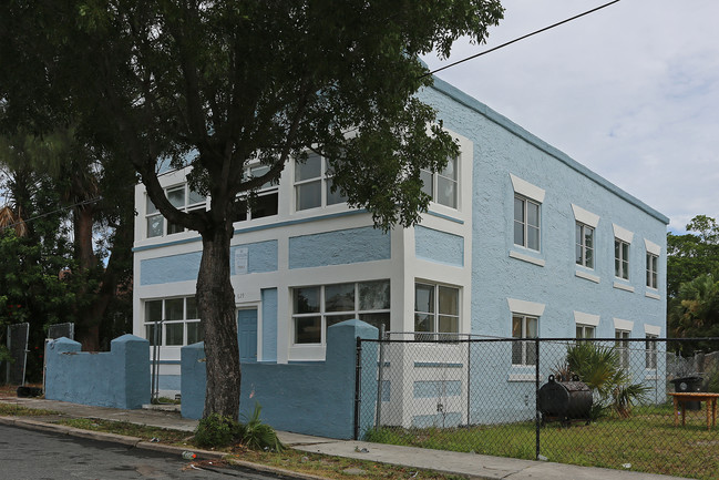 8 Units in West Palm Beach, FL - Foto de edificio - Building Photo