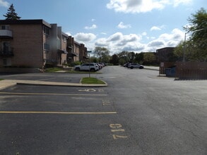 710 W Huntington Commons Rd in Mount Prospect, IL - Building Photo - Building Photo