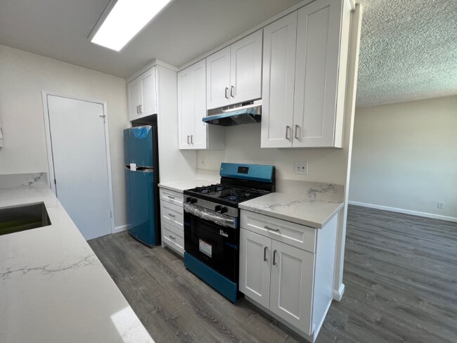 13423 Burbank Blvd in Los Angeles, CA - Building Photo - Building Photo