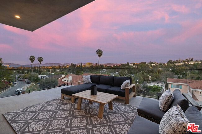 5221 Campo Rd in Los Angeles, CA - Building Photo - Building Photo