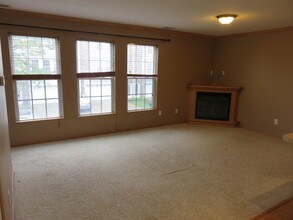 8302 Westown Pkwy in West Des Moines, IA - Foto de edificio - Building Photo