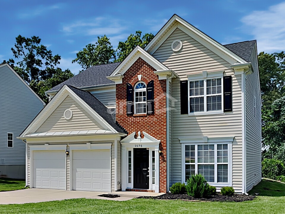 1575 Pondhaven Dr in High Point, NC - Building Photo