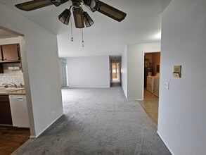 573 Greystone Ln, Unit D2 in Wheeling, IL - Foto de edificio - Building Photo