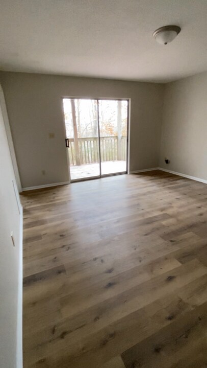 1062 Mace Rd in Osage Beach, MO - Foto de edificio