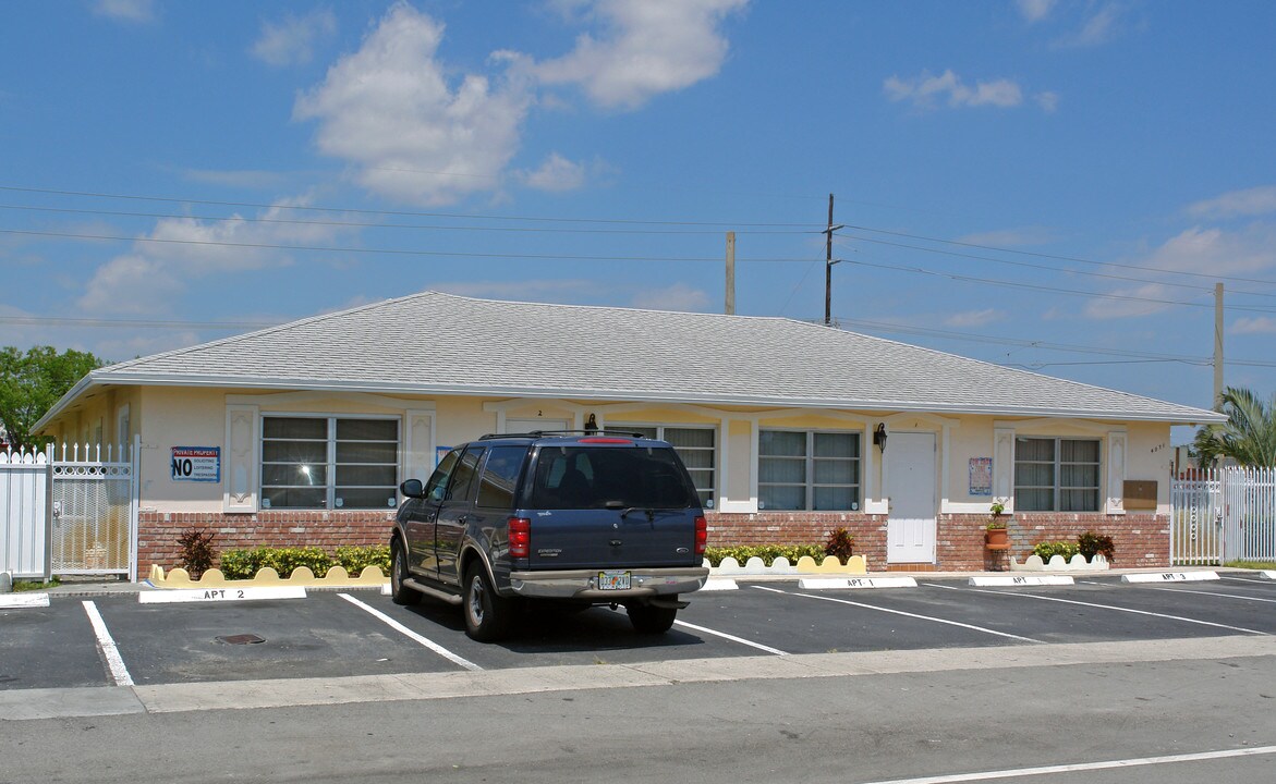 4071 NW 30th Ter in Lauderdale Lakes, FL - Building Photo