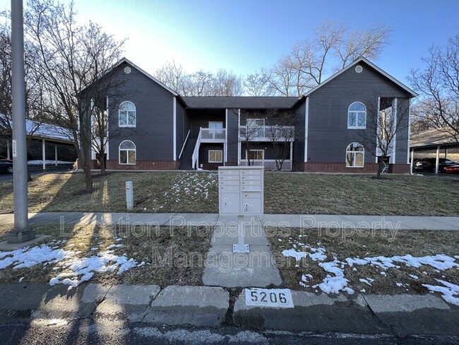 5206 Foster Ave-Unit -202 in Mission, KS - Building Photo - Building Photo