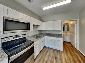 2141 Mango Ave in Sarasota, FL - Foto de edificio - Building Photo