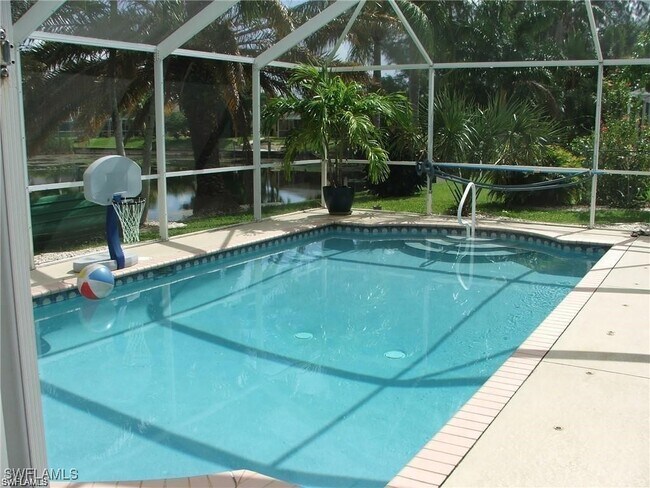 613 SE 21st St in Cape Coral, FL - Foto de edificio - Building Photo