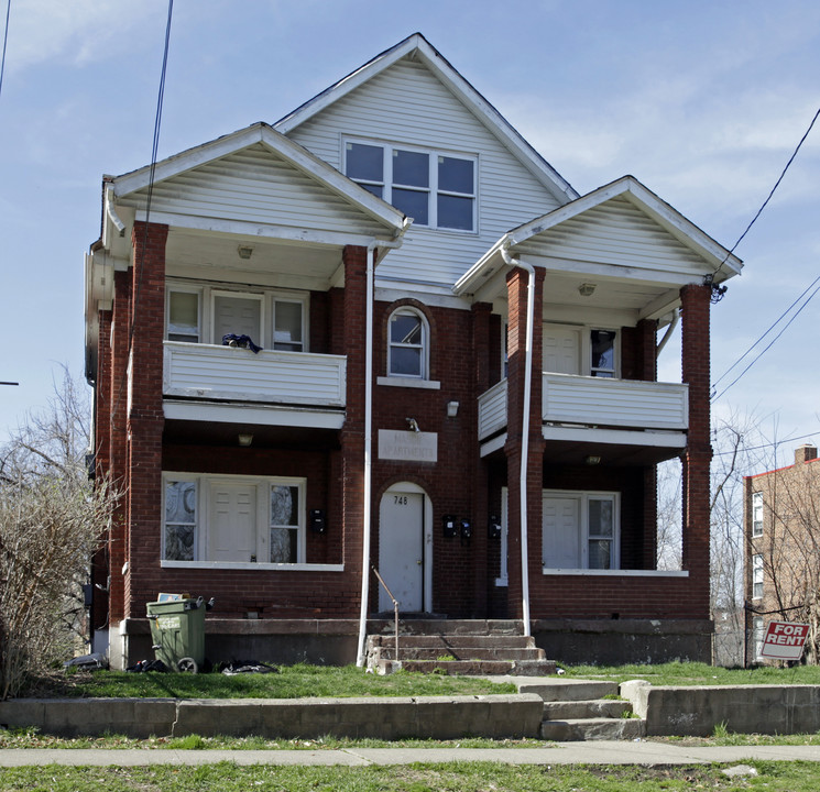 748 Ridgeway Ave in Avondale, OH - Building Photo