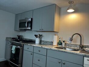 142 Page Rd, Unit 2FL in Bedford, MA - Building Photo - Building Photo