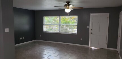 2302 Hutchinson Ave in Leesburg, FL - Building Photo - Building Photo