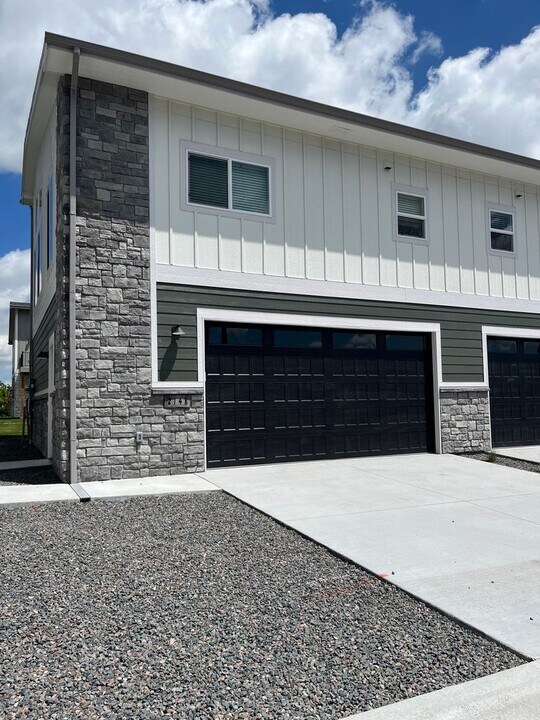 214 Miller Ln in Cheyenne, WY - Building Photo