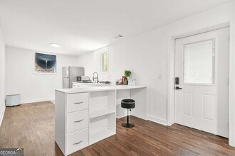 2430 Hanford Dr SW in Atlanta, GA - Building Photo - Building Photo