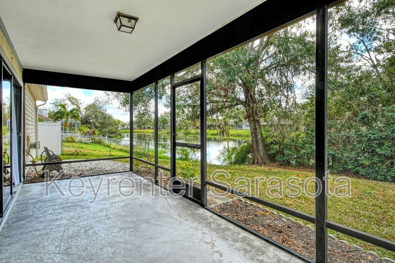 5029 82nd Way E in Sarasota, FL - Foto de edificio