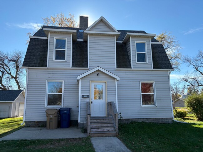 property at 902 E Kemp Ave