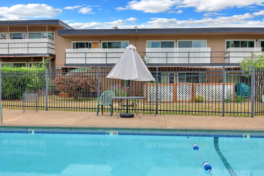 Olympic Villa Apartments in Eugene, OR - Building Photo