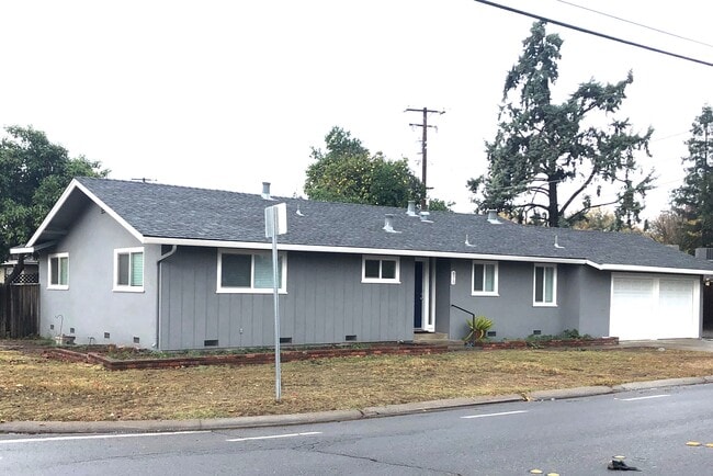875 N Johnson Rd in Turlock, CA - Building Photo - Building Photo