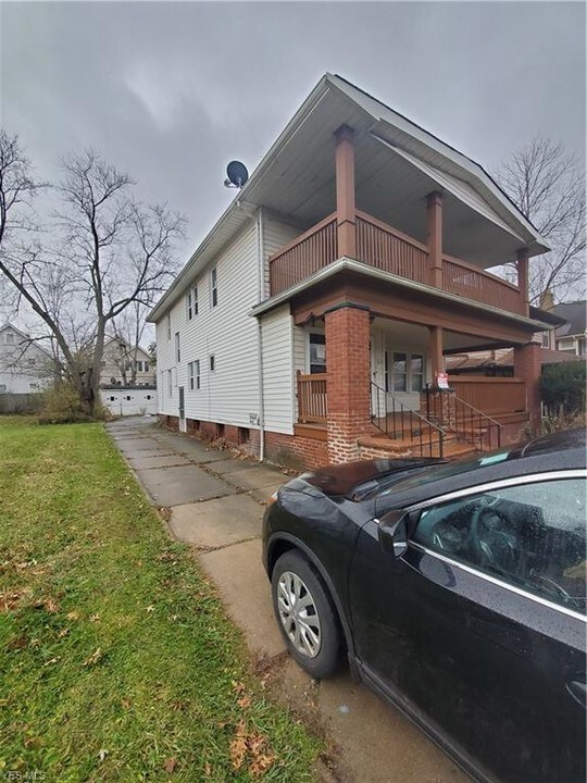 3428 Altamont Rd-Unit -3rd floor in Cleveland, OH - Building Photo