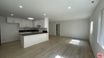 545 S Manhattan Pl in Los Angeles, CA - Building Photo