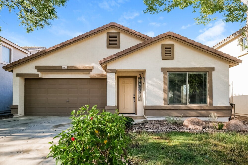 1649 E Leslie Ave in San Tan Valley, AZ - Building Photo