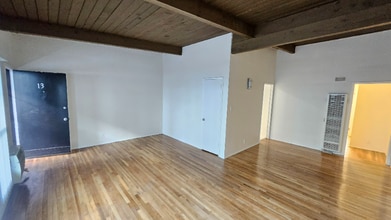 11032 Moorpark St in Los Angeles, CA - Foto de edificio - Building Photo