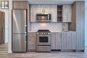 251 Manitoba St in Toronto, ON - Building Photo - Building Photo