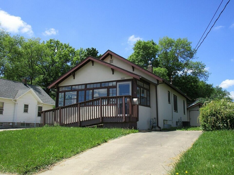 2221 Main St in Cedar Falls, IA - Building Photo