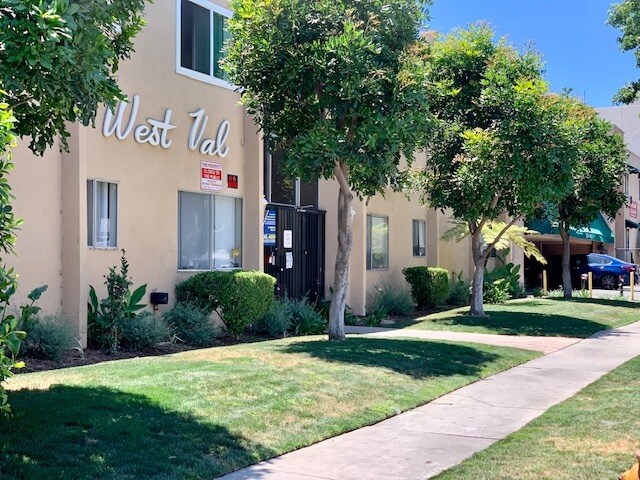 20404 Cohasset in Los Angeles, CA - Building Photo