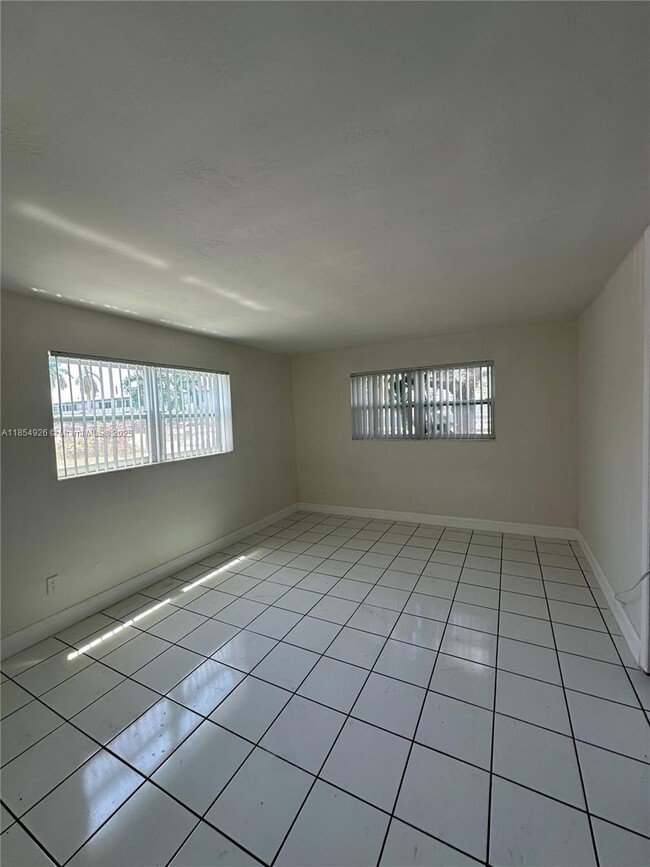 941 NE 170th St in Miami, FL - Building Photo - Building Photo