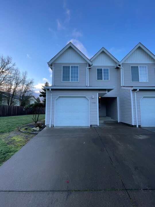 1488-1490 Falcon Loop in Independence, OR - Building Photo