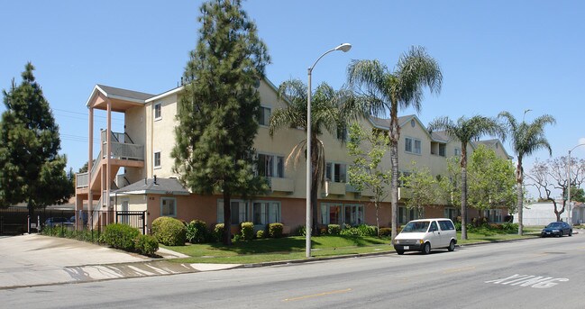 South Broadway Apartments in Santa Ana, CA - Foto de edificio - Building Photo