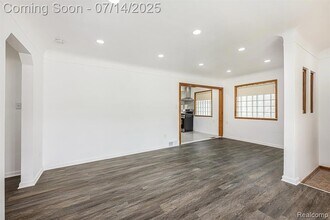 5239 E Thirteen Mile Rd in Warren, MI - Building Photo - Building Photo