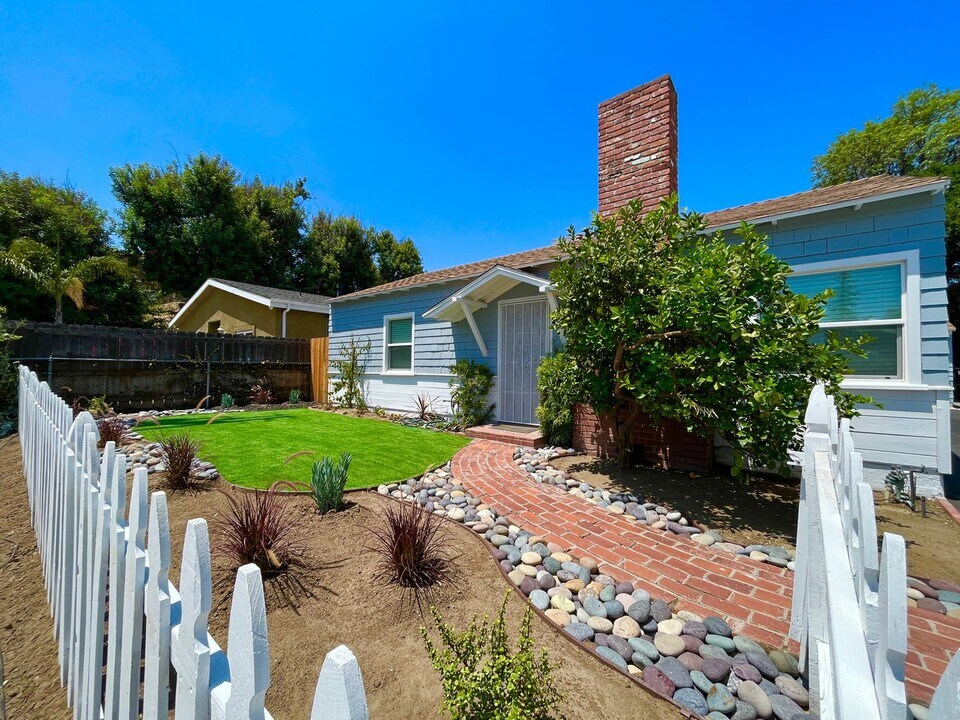 5651 Wilbur Ave in Los Angeles, CA - Building Photo