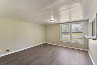 911 4th St N-Unit -Rear in Texas City, TX - Building Photo - Building Photo