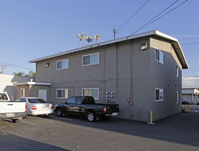 E. Bay Apartments in Costa Mesa, CA - Building Photo - Building Photo