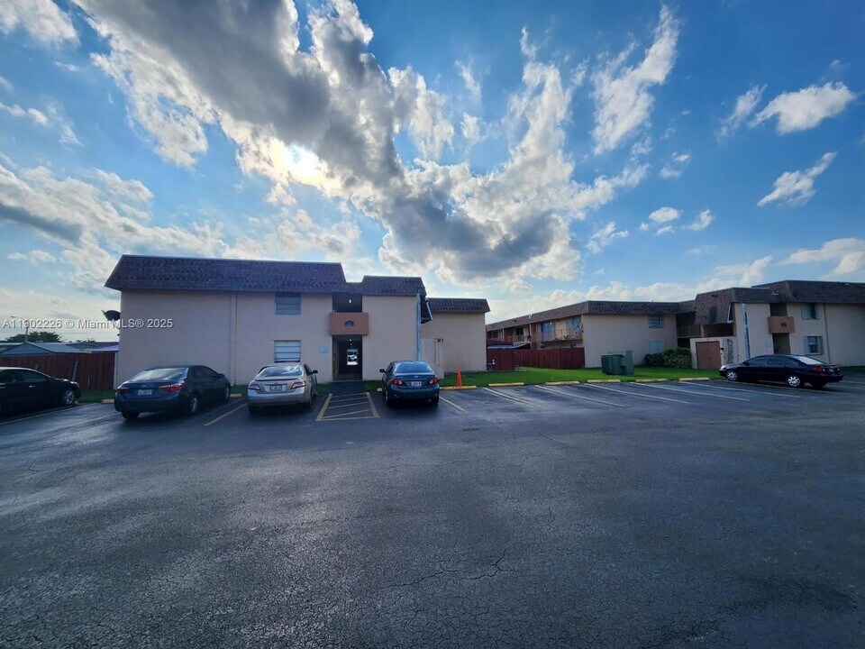 870 SW 129th Pl in Miami, FL - Building Photo