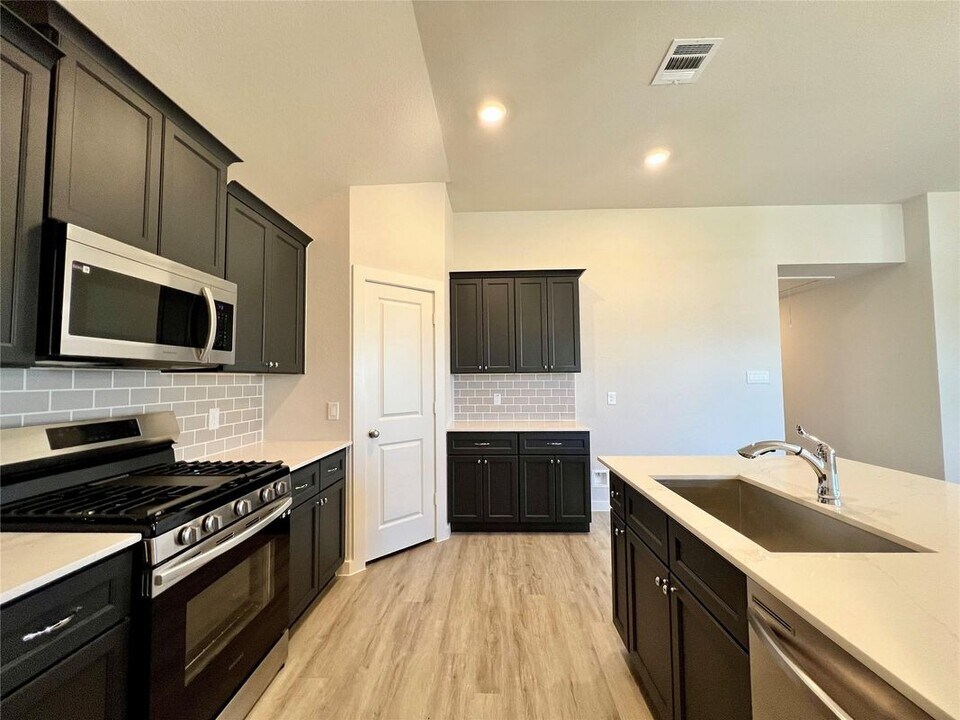 46 Rd 51030 in Cleveland, TX - Building Photo