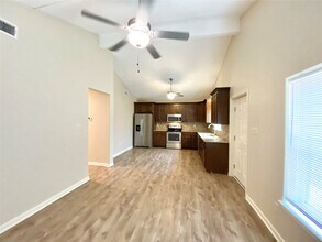 140 Huisache St in Lake Jackson, TX - Building Photo - Building Photo