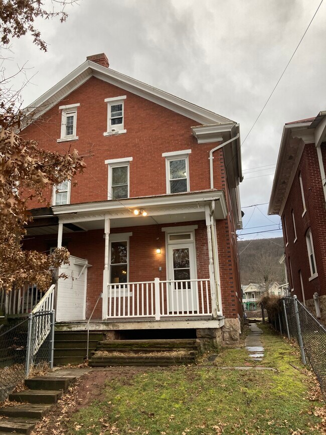 93 E Main St in Elizabethville, PA - Building Photo - Building Photo