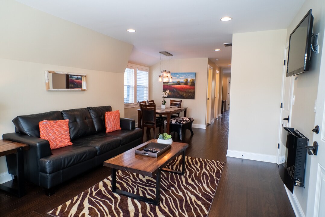 3538 N Hoyne Ave, Unit 2F in Chicago, IL - Building Photo