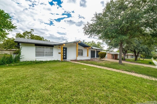 326 E Rampart Dr in San Antonio, TX - Building Photo - Building Photo