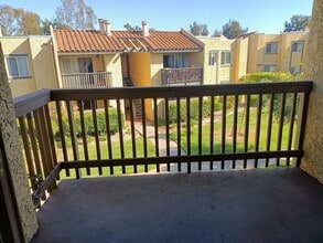 2950 Alta View Dr, Unit #295 in San Diego, CA - Foto de edificio - Building Photo