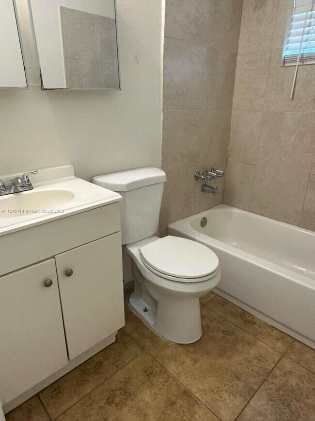 5701 SW 27th St in West Park, FL - Foto de edificio - Building Photo