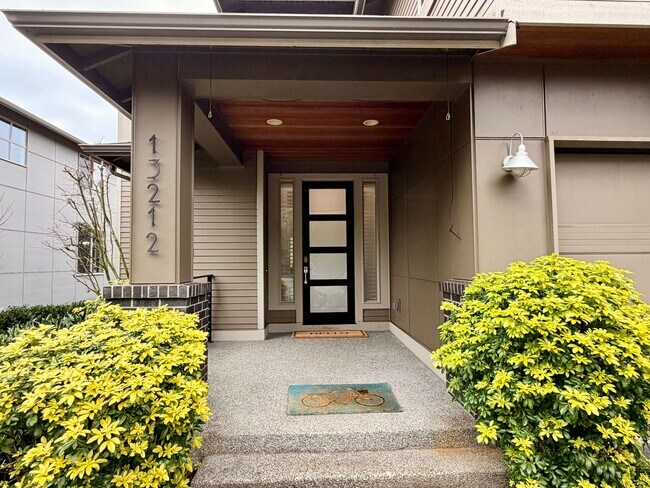 13212 42nd Ave NE in Seattle, WA - Building Photo - Building Photo