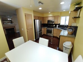 326 Lander Dr in Henderson, NV - Building Photo - Building Photo