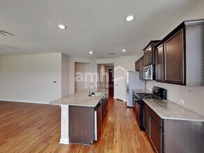 8010 Cottage Rose Dr in Austin, TX - Building Photo - Building Photo