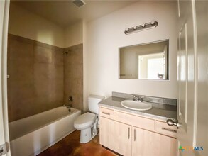 1102 W 16th St in Cameron, TX - Foto de edificio - Building Photo