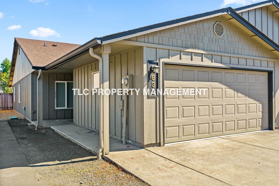 824-830 N Douglas Ave in Cottage Grove, OR - Building Photo