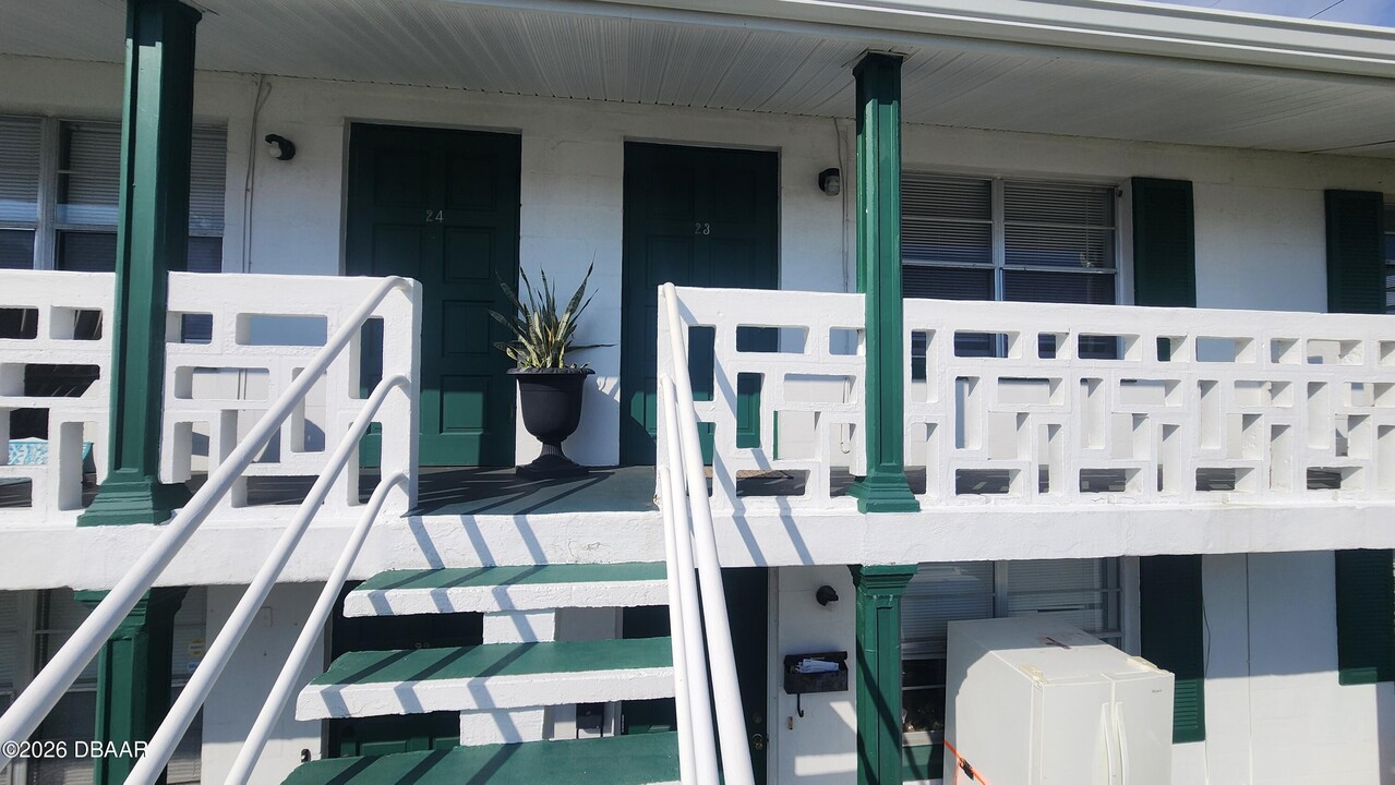 1750 S Palmetto Ave in South Daytona, FL - Building Photo